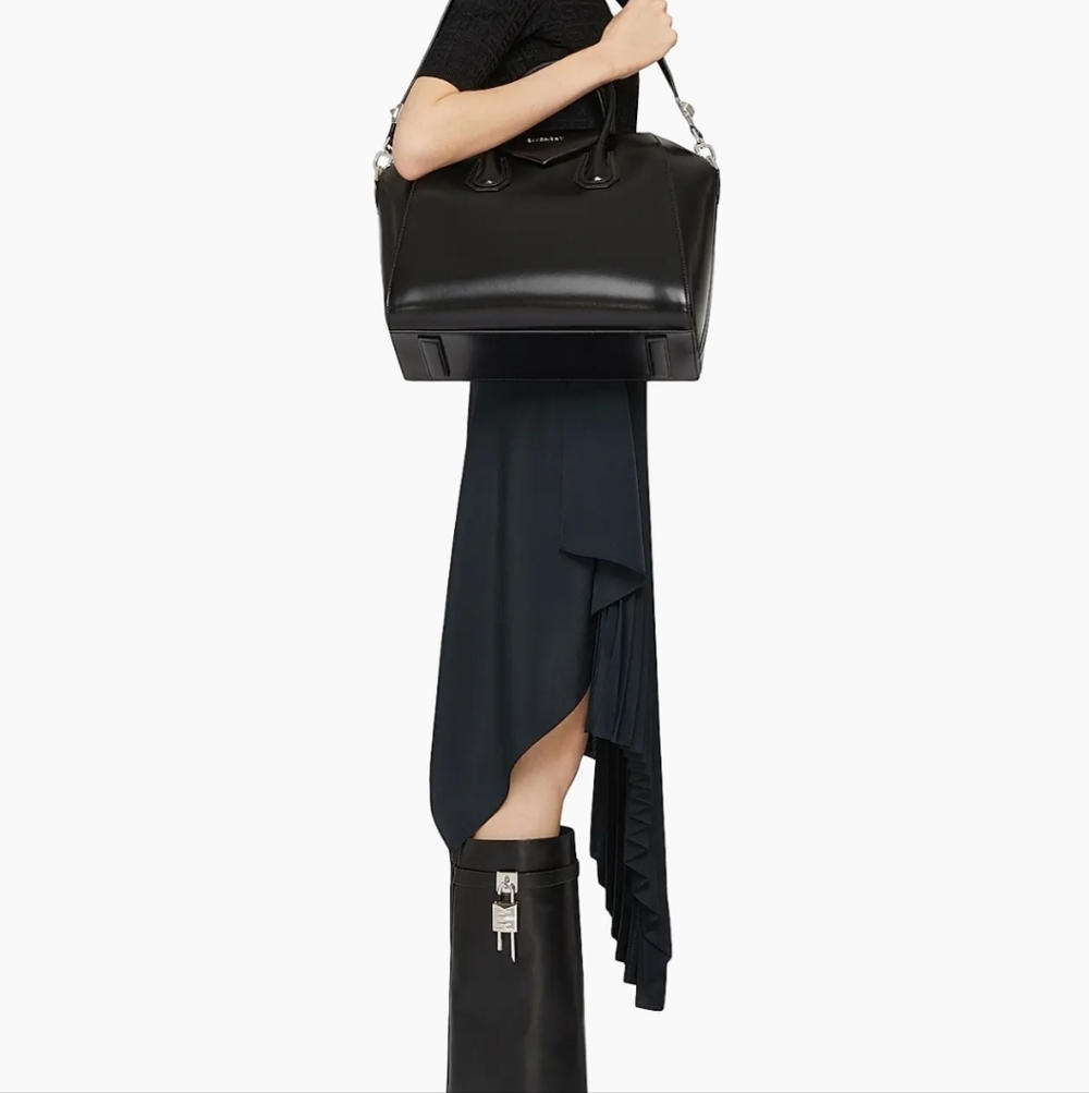 GIVENCHY Medium Antigona Shoulder Bag - Picture 9 of 13